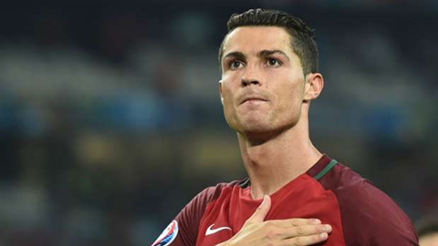 Ronaldo bỏ lỡ cơ hội đối mặt thủ môn