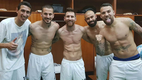 Messi cởi trần ăn mừng cùng đồng đội trong phòng thay đồ