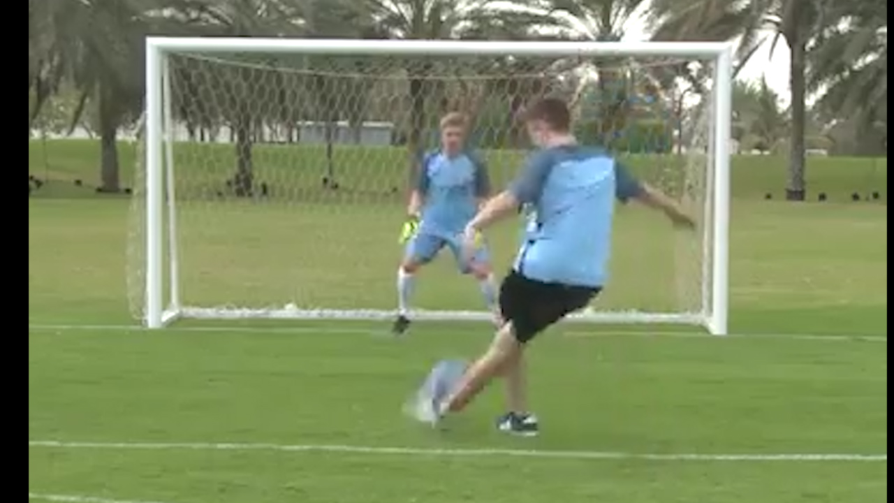 De Bruyne bị sút rabona vào mặt