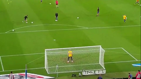 Messi đá phạt ghi bàn đẹp mắt trên sân tập