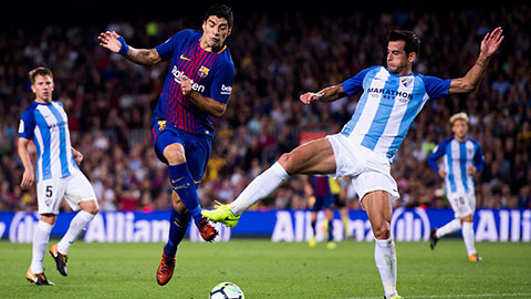 Khó tin trước tình huống dứt điểm hỏng ăn của Suarez