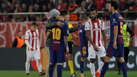 Messi và những tình huống với fan cuồng trên sân cỏ