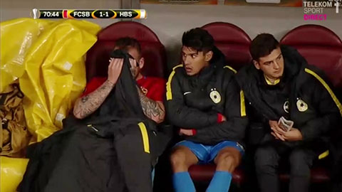 Cầu thủ khóc như mưa sau khi bị thay ra