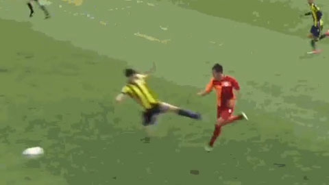 Sao trẻ U17 tắc  bóng ghê rợn khiến người xem rùng mình