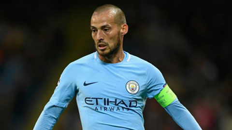 David Silva dẫn bóng đúng 1 vòng tròn trước cầu thủ Arsenal