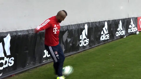 Vidal dùng Rabona ghi bàn từ sau cầu môn khó tin