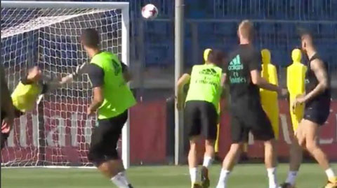 Ronaldo ghi bàn bằng... vai trên sân tập