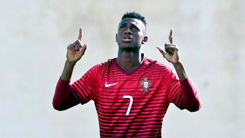 Cầu thủ 16 tuổi được M.U chiêu mộ là ai? 