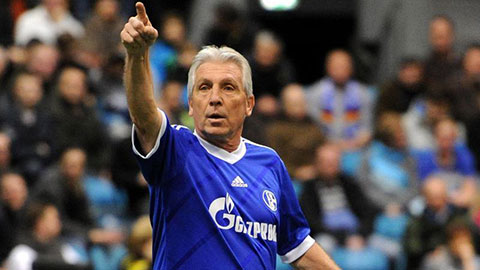 66 tuổi vẫn móc bóng ghi bàn tuyệt đẹp