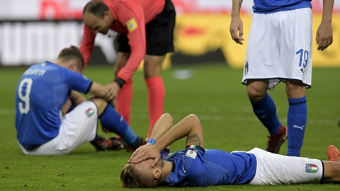 Cầu thủ Italia khóc và đổ gục trên sân