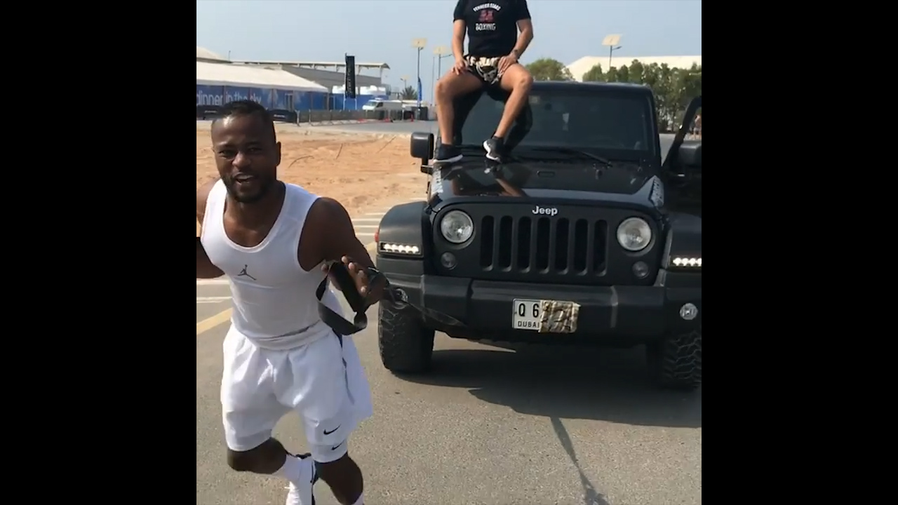 Bị cấm thi đấu, Evra rèn thể lực bằng cách kéo xe Jeep