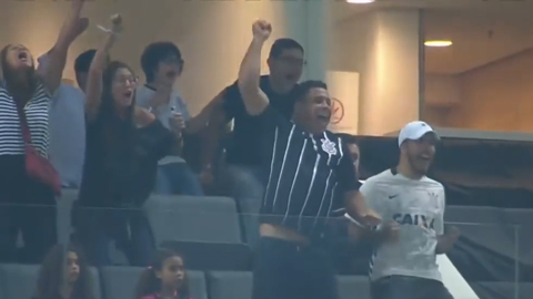 Rô béo sướng phát điên khi đội bóng cũ Corinthians ghi bàn