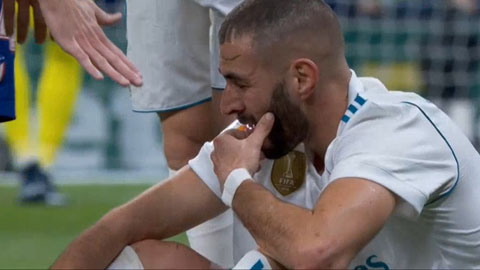 Đã nằm sân, Benzema vẫn bị Correa sút bóng vào đầu