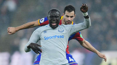 Cầu thủ Premier League đầu tiên bị phạt nguội vì ăn vạ thô thiển