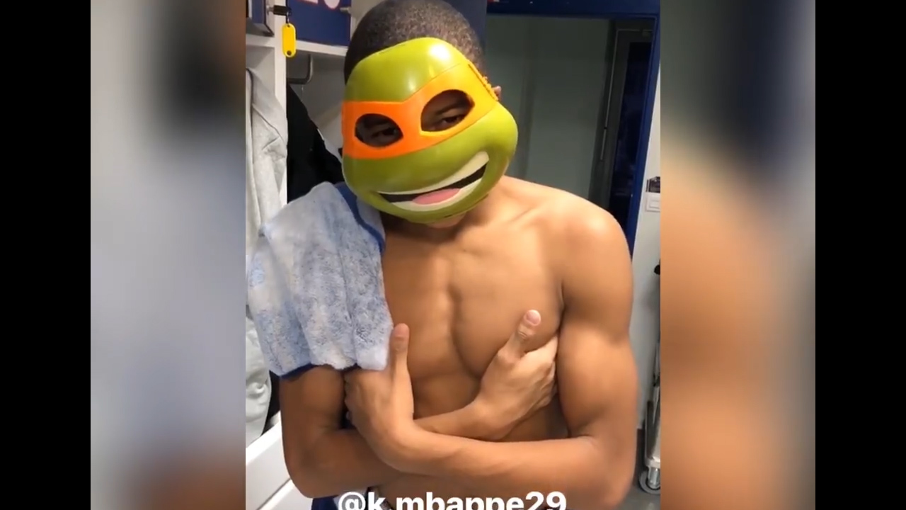 Thiago Silva troll Mbappe với quà Giáng sinh sớm