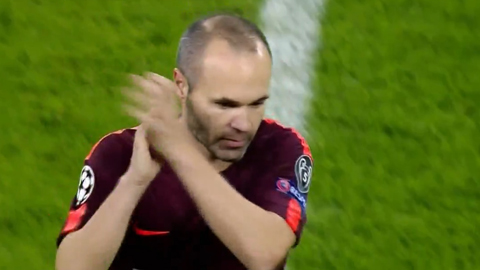 CĐV Juventus đồng loạt đứng dậy vỗ tay khi Iniesta rời sân