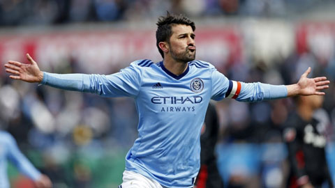 David Villa lại lập tuyệt phẩm từ giữa sân