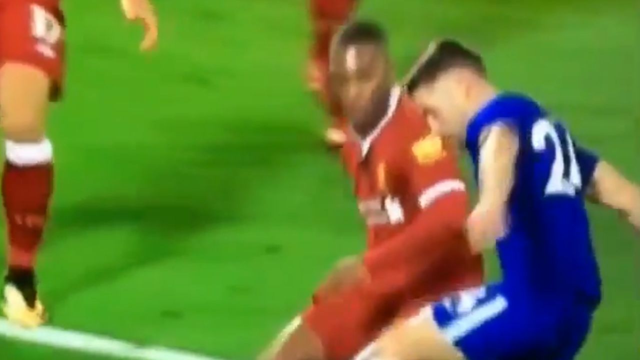 Chết cười với cú sút Rabona vụng về của Gary Cahill