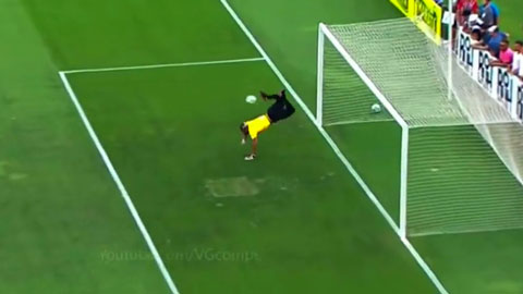 Thủ môn cứu thua kiểu bọ cạp, chặn cú sút 50m của Ronaldinho