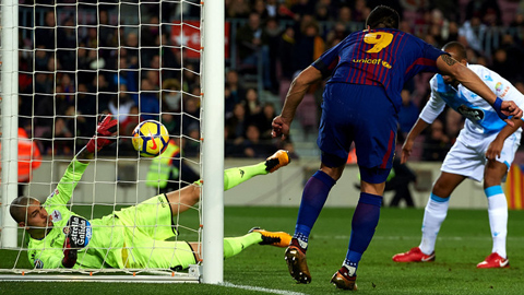 Suarez ghi bàn bằng Rabona mà không được công nhận