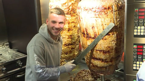 Cựu sao Bayern và Arsenal mở tiệm kebab ở quê nhà