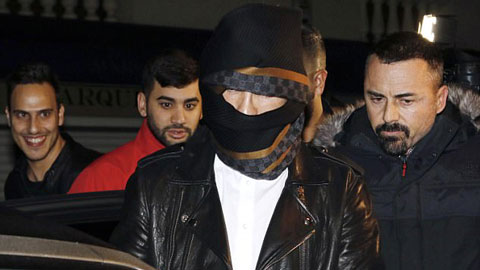 Ronaldo đội mũ, bịt mặt như Ninja để trốn phóng viên