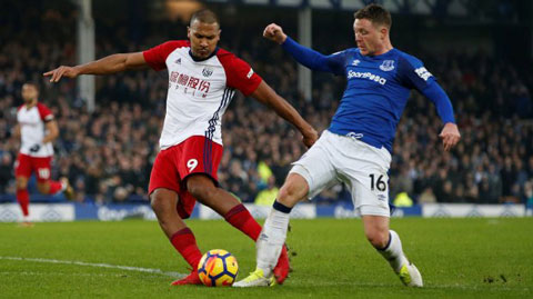 Rondon bật khóc khi tắc bóng gãy chân cầu thủ Everton