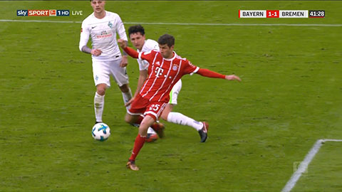 Thomas Muller bay người dứt điểm đẹp mắt (Bayern Munich 1-1 W.Bremen)