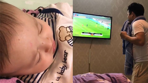 Con đang ngủ, ông bố phải ăn mừng U23 Việt Nam theo cách bá đạo