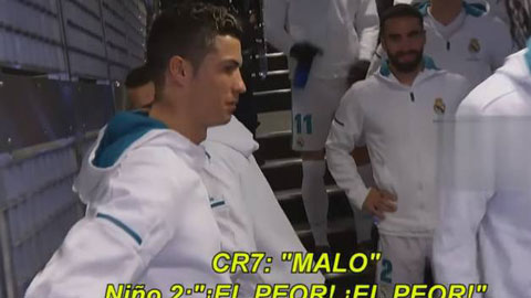 Ronaldo trêu đùa mascot Messi trong đường hầm