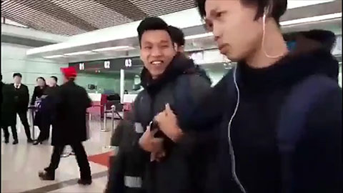 Clip Công Phượng dỗi Văn Thanh ở sân bay gây sốt
