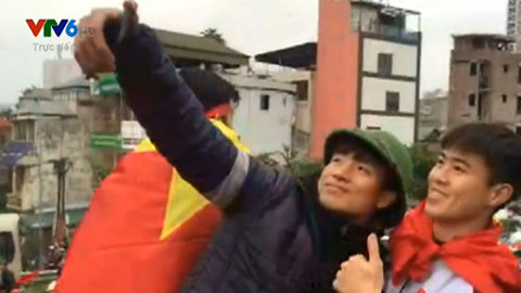 Quang Hải đội mũ cối phất cờ cực sung, Tiến Dũng và Duy Mạnh tranh thủ selfie