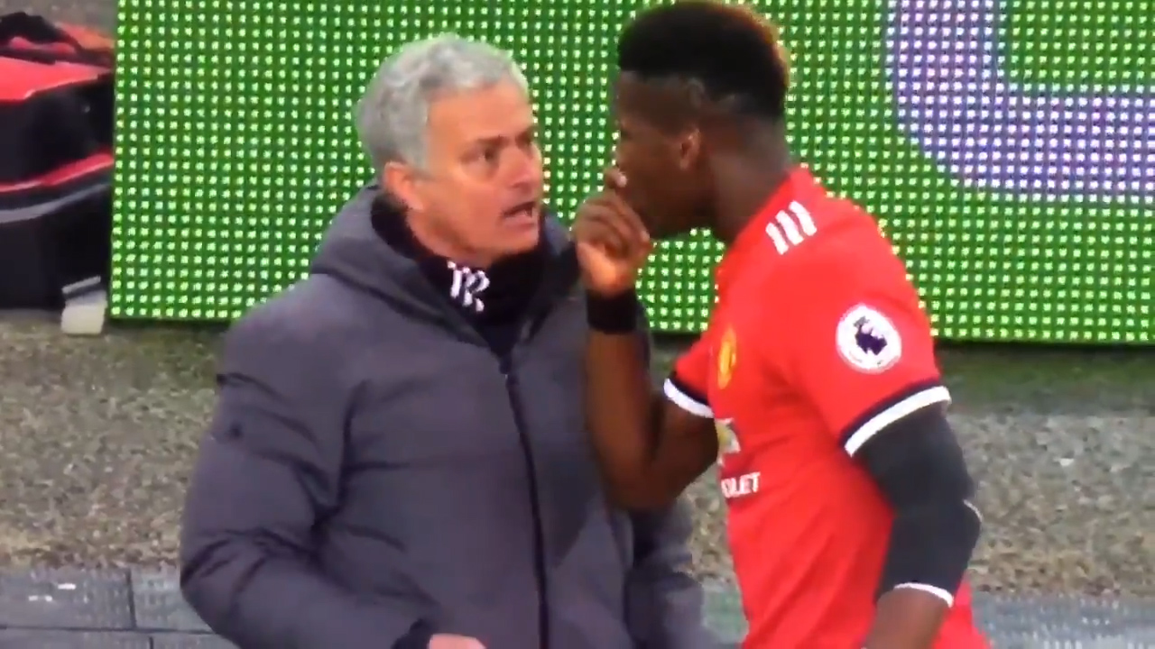 Mourinho cố giải thích chiến thuật cho Pogba ngoài đường pitch