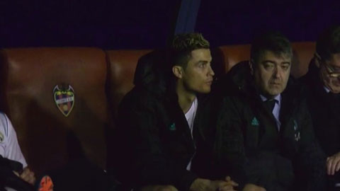 Ronaldo lắc đầu ngán ngẩm khi Real bị Levante gỡ hòa