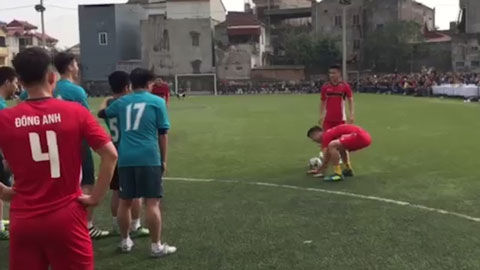 Quang Hải, Duy Mạnh tái hiện quả cào tuyết đá phạt trên sân phủi