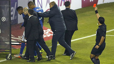 10 HLV nhận thẻ đỏ khi trận đấu đang diễn ra