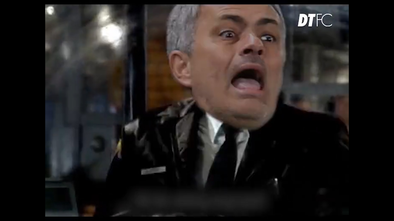 Clip chế: Newcastle phá tan xe bus của Mourinho