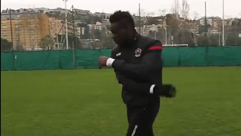 Balotelli tức giận ném găng tay khi không thể sút phạt ghi bàn