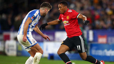 Martial vờn bóng khiến 3 cầu thủ Huddersfield chóng mặt