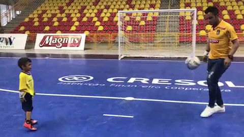 Cậu bé tâng bóng giỏi khiến huyền thoại futsal cũng ngạc nhiên