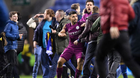 Aguero lao vào tẩn fan ngay sau trận thua Wigan