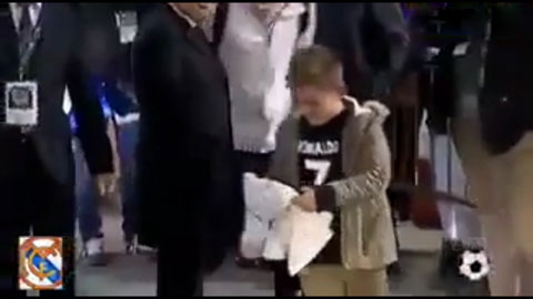 Cebalos  xin hộ chữ ký Ronaldo cho fan nhí