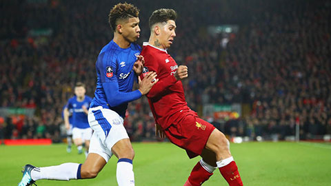 Firmino lao vào ăn thua đủ với cầu thủ Everton