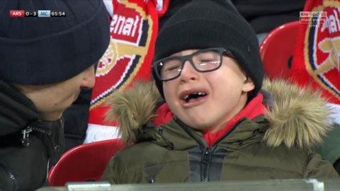 Fan nhí khóc nức nở khi Arsenal thua thảm Man City