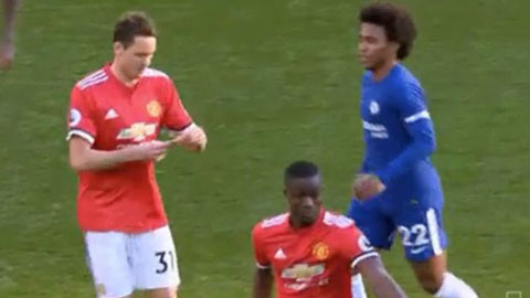 Willian đuổi theo Matic đòi đọc trộm chiến thuật của Mourinho