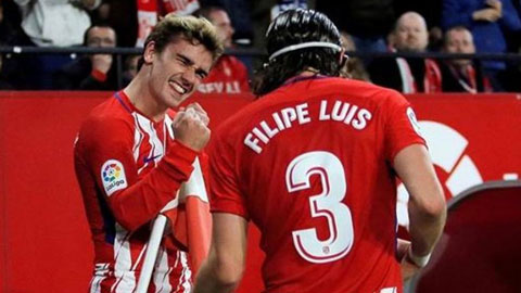 Griezmann lấy cột cờ làm mic, ăn mừng như ca sỹ