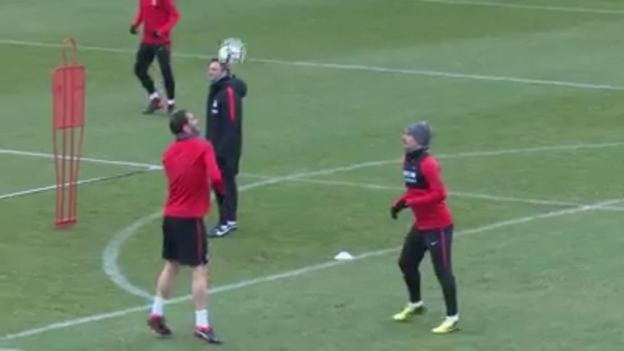 Griezmann và Godin thi nhau tâng bóng bằng đầu