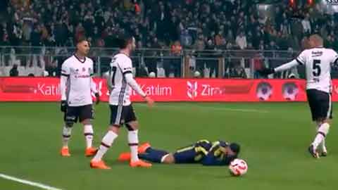 Quaresma bị đuổi vì tát vào mặt đối thủ