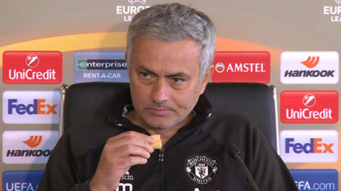 Mourinho và những khoảnh khắc không nhịn được cười tại M.U