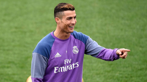 Ronaldo vô lê tuyệt đẹp trên sân tập